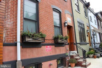 Building Photo - 1247 E Columbia Ave