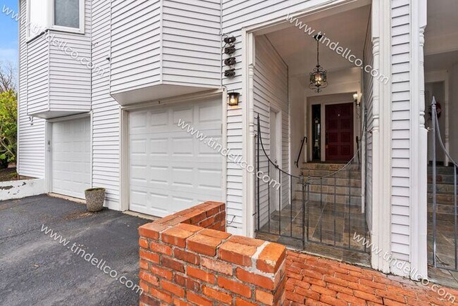 Building Photo - Updated, Spacious 2 Bedroom, Pet Friendly ...