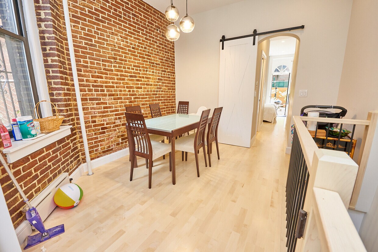 Foto del edificio - 330 E 94th St