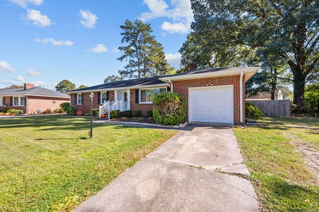 Building Photo - Charming 3-Bedroom Home with Spacious Back...