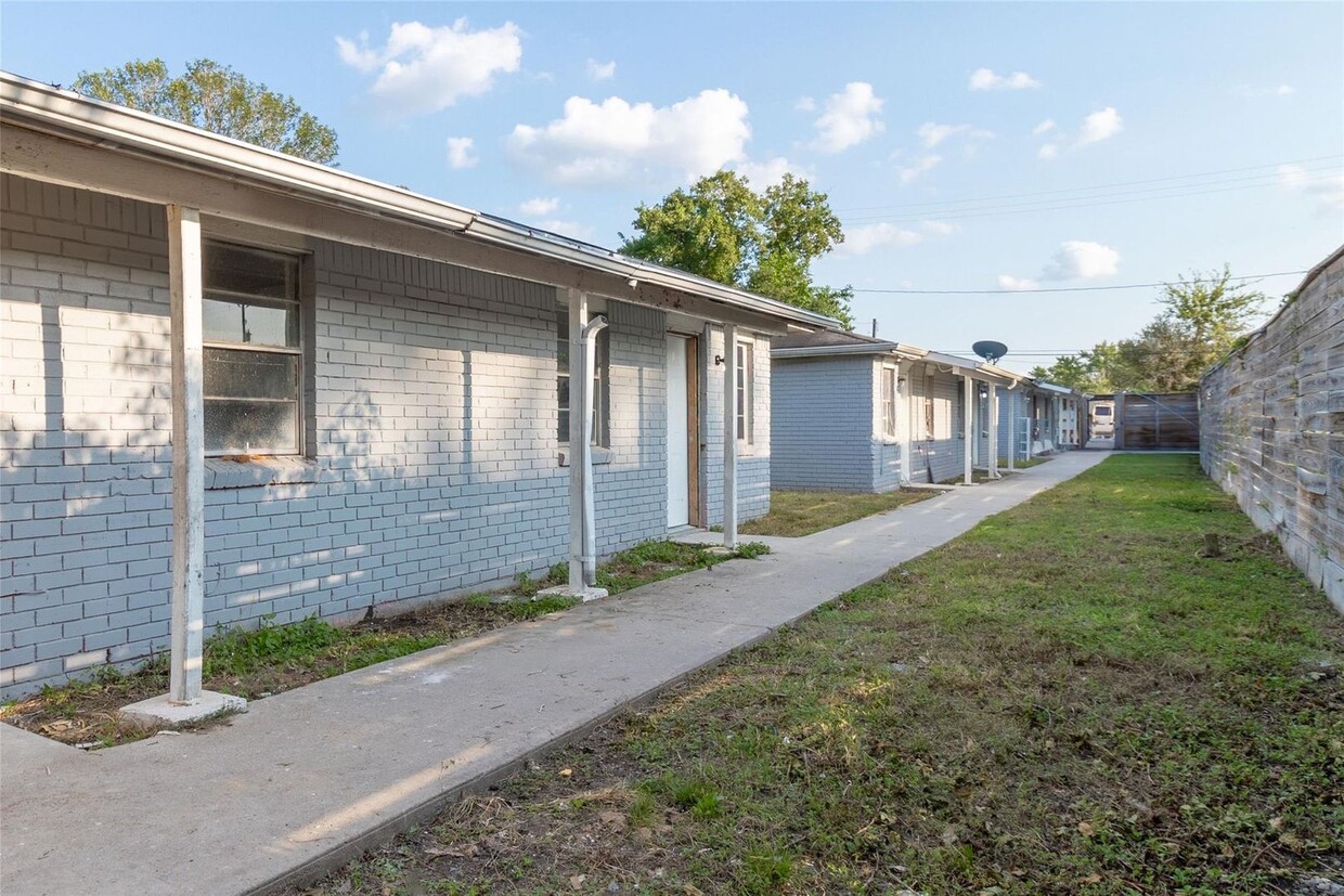 Primary Photo - This beautifully remodeled duplex offers m...