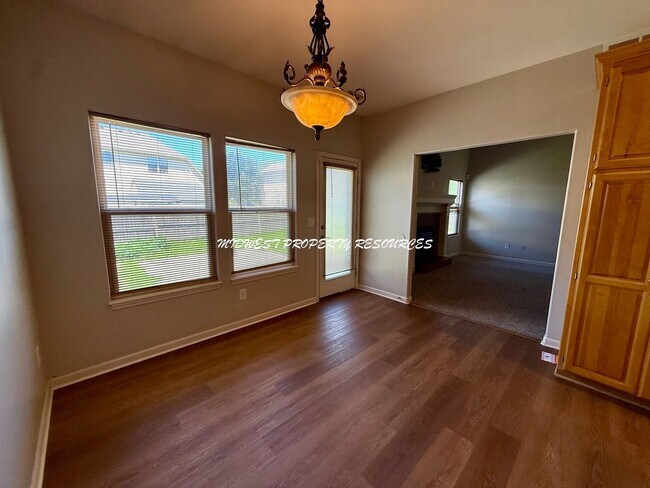Building Photo - Beautiful 3 Bed, 2 Bath Ranch Home with Fireplace & Fenced Yard in Grandview!