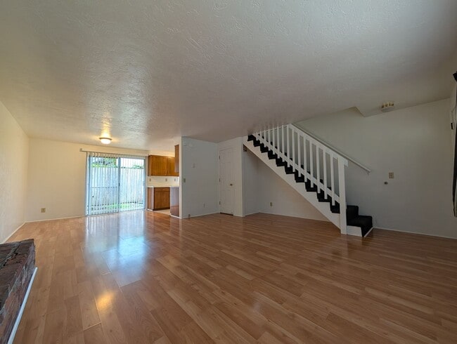 Building Photo - Great 2-Bedroom, 1.5 Bath Duplex in East Eugene!
