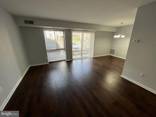 Foto del edificio - 6143 Edsall Rd