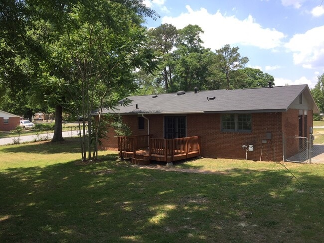 Building Photo - Home You’ll Love Coming Home To