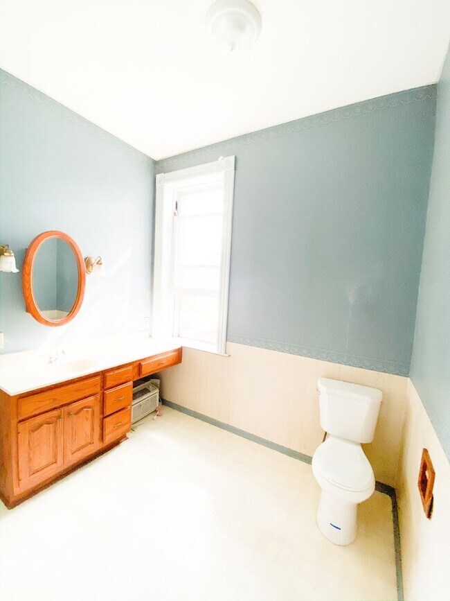 Foto del edificio - Spacious Historic Homestead on cobblestone drive, 3 Bed, Central AC
