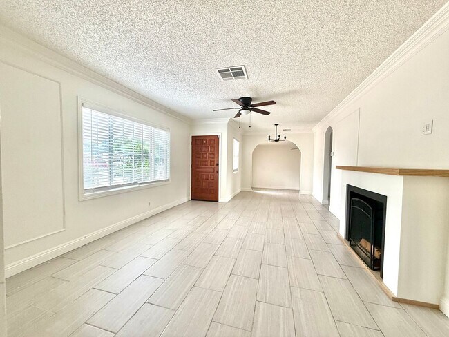 Foto del edificio - 9666 Laurel Ave