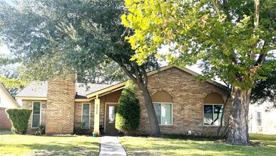 Building Photo - 3005 Peachtree Ln