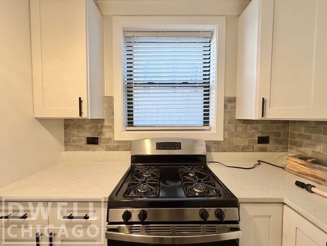 Foto del edificio - 3837 N Greenview Ave