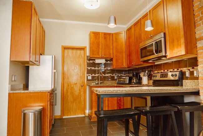 Building Photo - Nicely updated 1 bedroom / 1 bathroom in S...