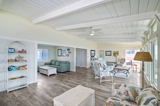 Building Photo - 5185 Shore Dr
