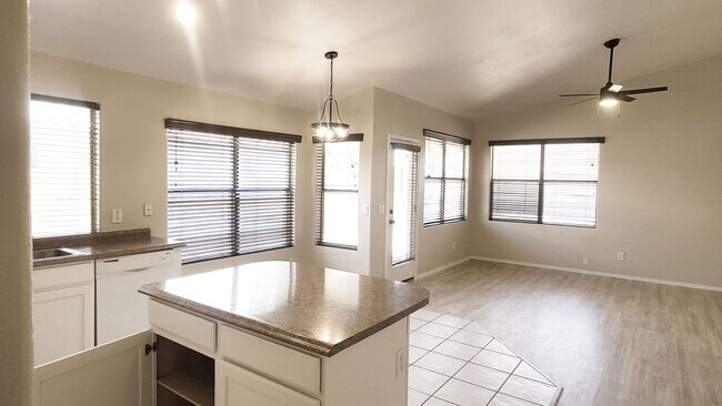 Foto del edificio - REMODELED 3-BEDROOM BY SAN TAN MALL