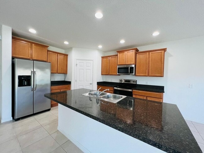 Foto del edificio - Luxury 5 Bedrooms 3 Bathrooms Single Family House For Rent