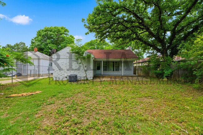Building Photo - 1458 N Old Manor Rd