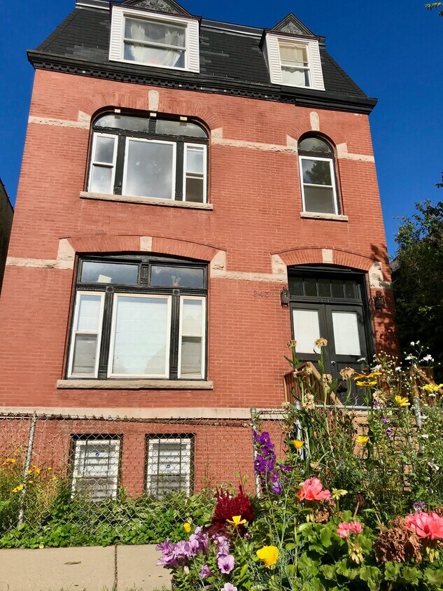 Foto principal - 2434 N Rockwell St