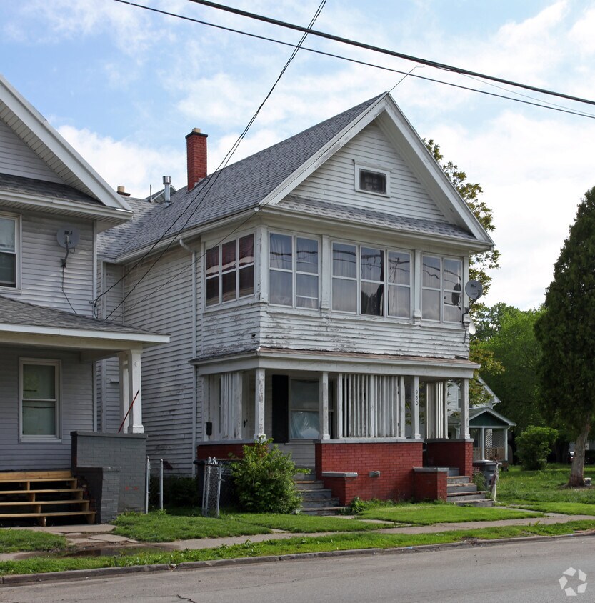 Building Photo - 950 Western Ave