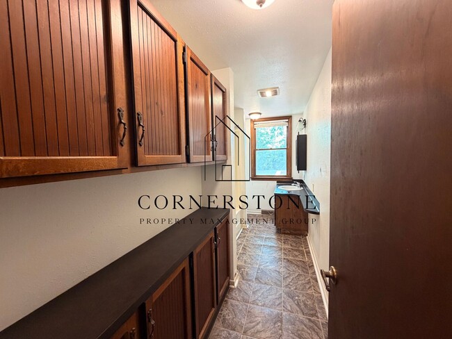 Building Photo - 2540 S Edgewood Dr