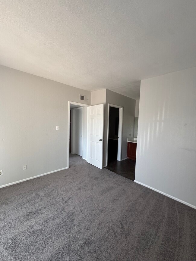 Master - 5757 W Eugie Ave
