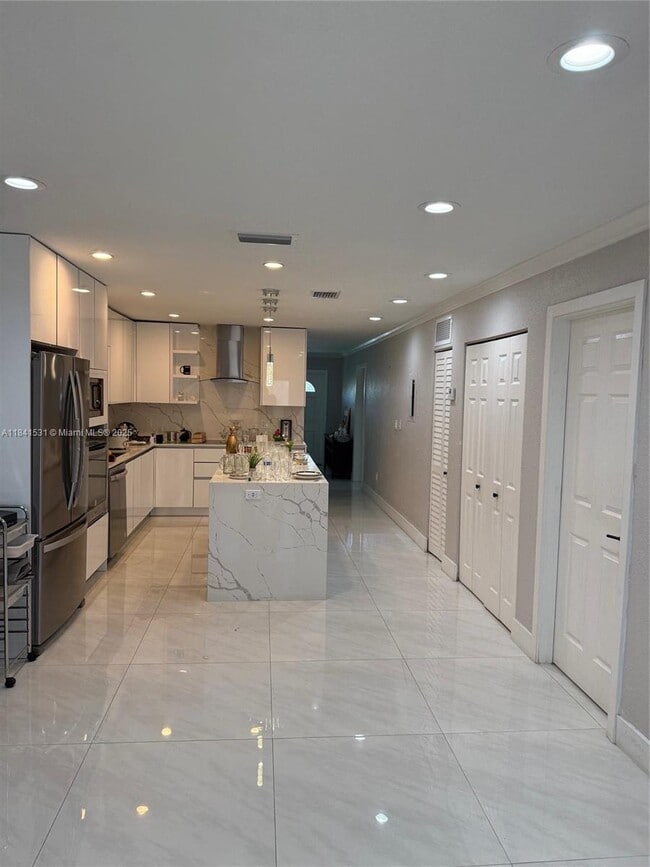 Building Photo - 611 SW 114th Ct