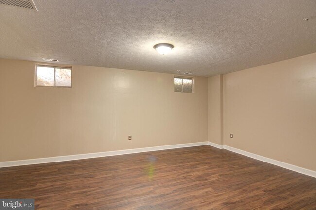 Building Photo - 8402 Oak Meade Way