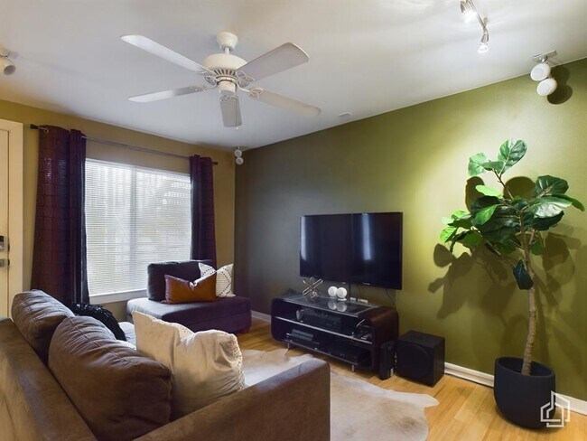 Foto del edificio - 2200 Dickson Dr