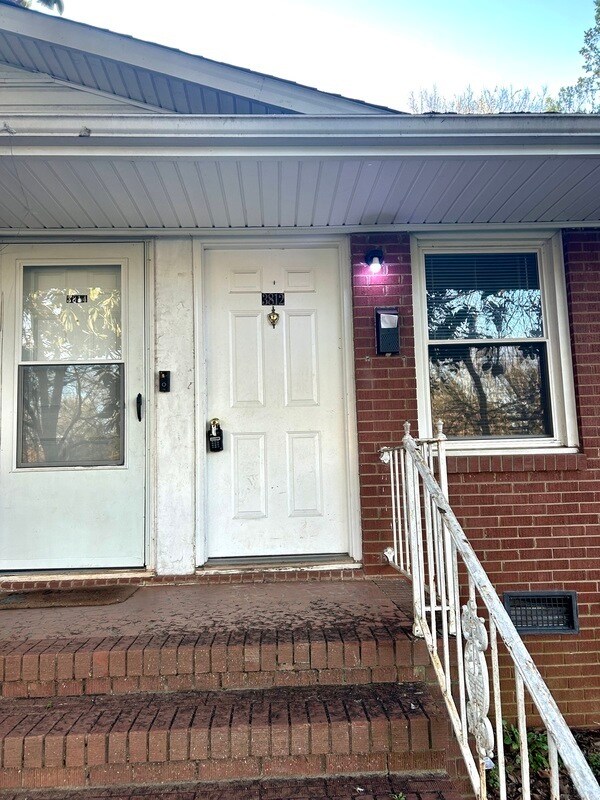 Building Photo - 3812 Rosehaven Dr