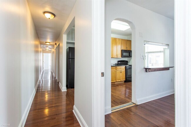 Foto del edificio - 3 br, 1 bath Triplex - 1539 CECIL B MOORE ...