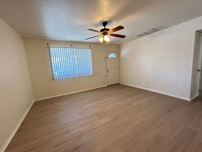 Building Photo - Just updated, 3 Bed 1 Bath, Living Room and Family Room, -NO HOA!!