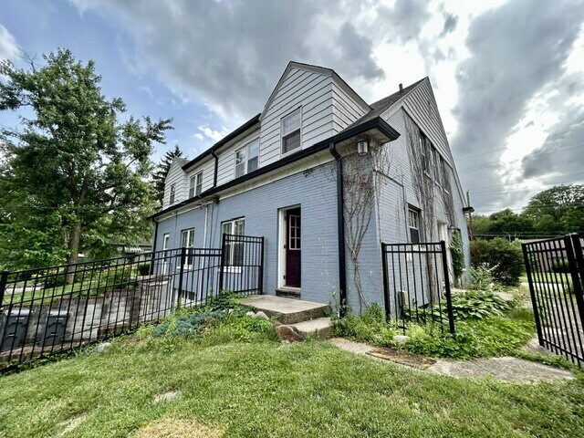 Foto del edificio - Elegant 2-Bedroom Duplex with Office Room in Broad Ripple