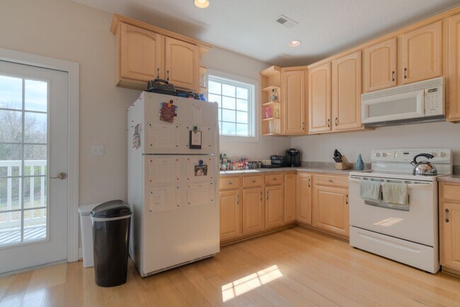 Foto del edificio - 250 Sheliah | Townhouse | 2 Bed 2 Bath | 0...