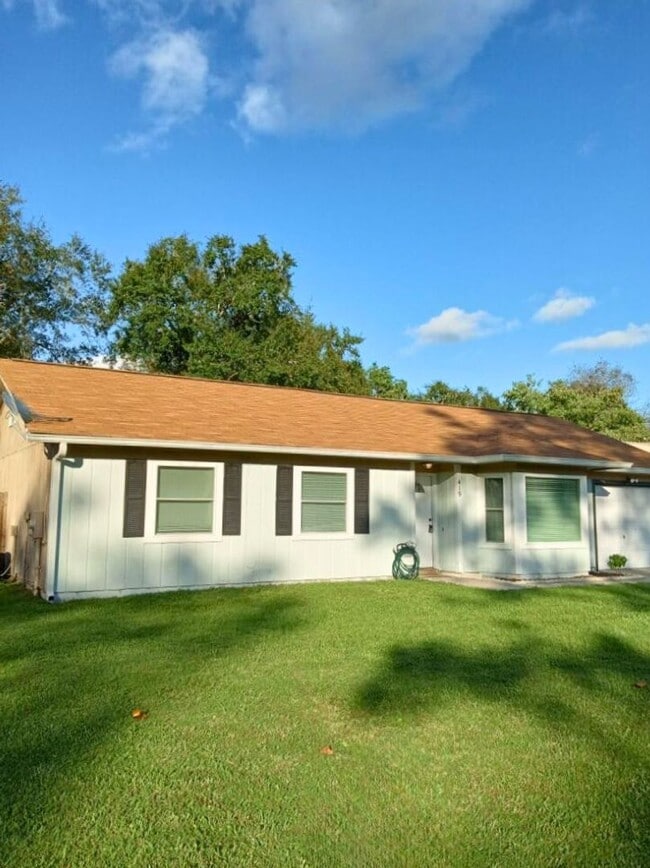 Building Photo - Large fence yard! CLOSE to base!!!