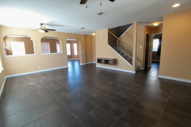 Building Photo - Spacious 5 Bedroom, 3 Bath East Austin Hom...