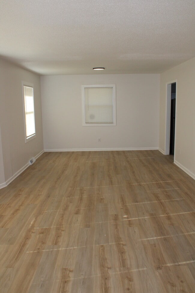 Foto del edificio - Beautiful 4-bedroom, 3 full baths home located in Independence, MO