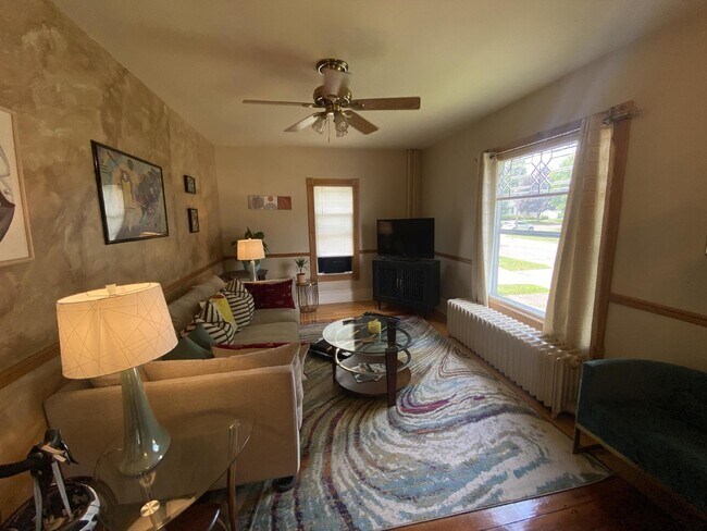 Foto del edificio - Spacious 1 Bedroom Upper Duplex Near Downtown Eau Claire - Available October 1st!