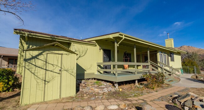 Building Photo - 124 Lakeshore Dr