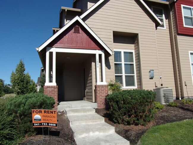 Building Photo - MOVE IN SPECIAL!! Spacious 3 bed 2.5 bath townhouse