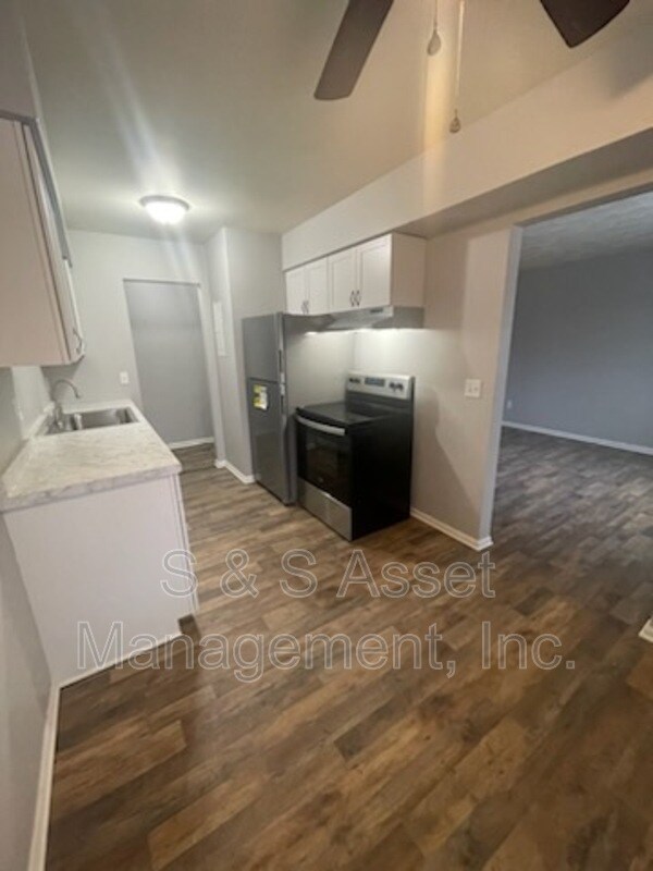 Building Photo - 2455 N. Aurelius Rd # C10
