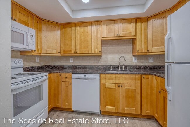 Building Photo - 9000 Commodore Dr