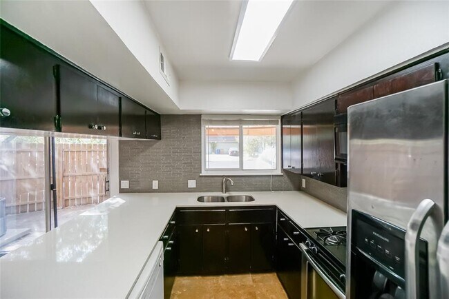 Foto del edificio - 1122 Hollow Creek Dr