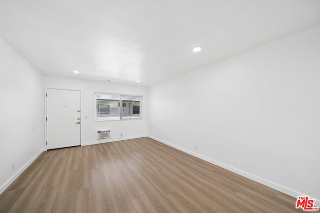 Building Photo - 252 S New Hampshire Ave