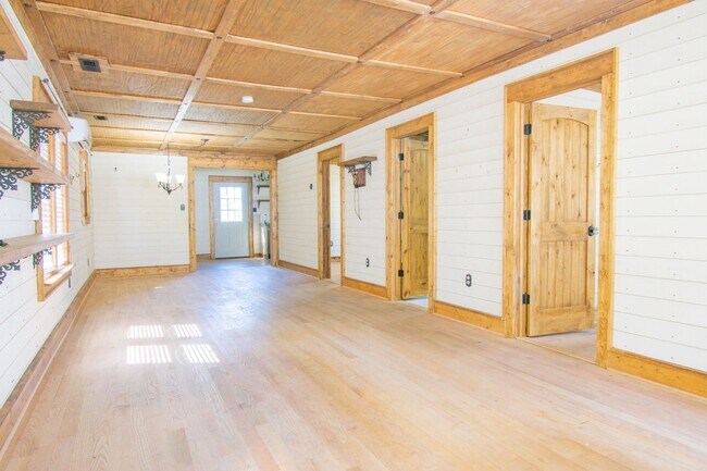 Foto del edificio - Charming 2 Bedroom 1 Bathroom Haymount Home- Small pets okay!