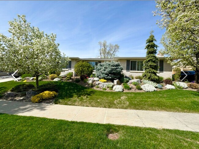 Foto del edificio - Spacious home for rent -  2.2 miles from t...