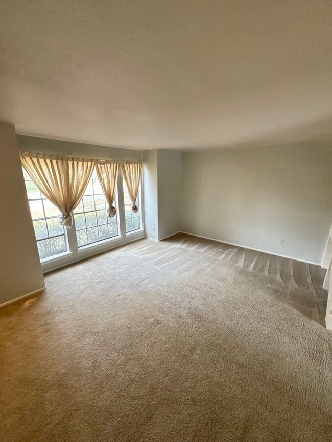 Building Photo - Town Home