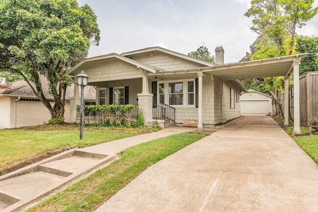 Foto del edificio - PRETTY HOME NORTH OF THE BRICKS in the CULTURAL DISTRICT of Fort Worth