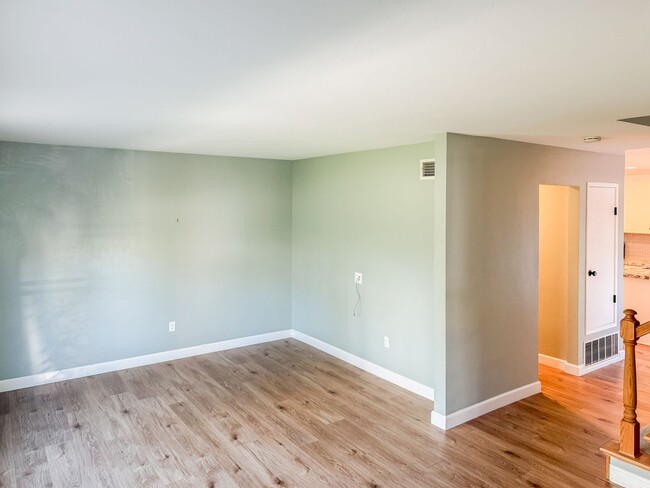 Building Photo - Completely Remodeled 2 Bed, 2.5 Bath End-U...