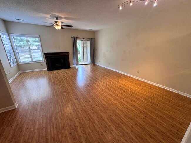 Building Photo - Beautiful Spacious 1st floor Condo! Amenit...