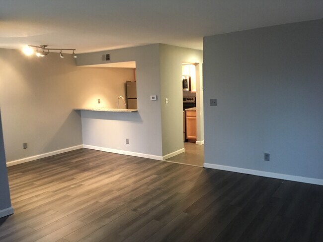 Building Photo - 1450 Cliff Ct