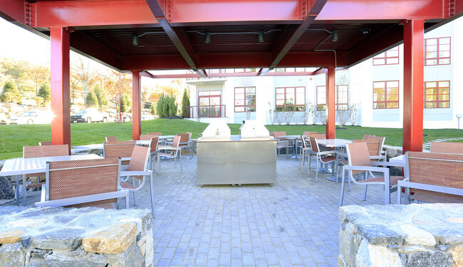 bbq area - The Lofts on Saw Mill River