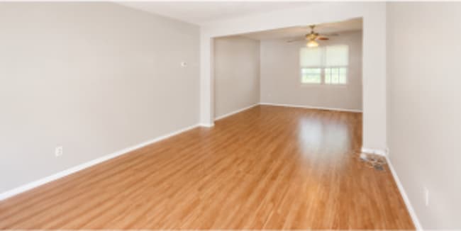 Building Photo - Spacious 3+ Bedroom 1/2 Duplex for Rent