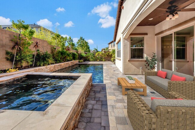 Building Photo - Spectacular 4 Bedroom - 3 Bath, Single Sto...